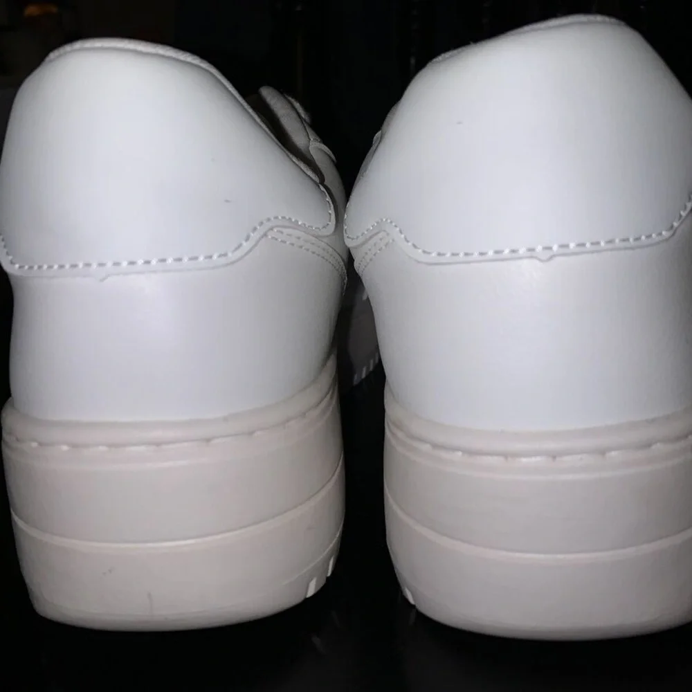 Wild Fable White Ladies Canvas Sneakers Like New lace up SZ 7 Thick durable Sole